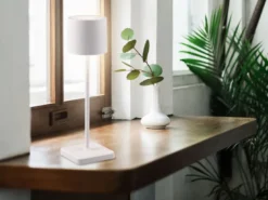Akku LED Tischleuchte FERNANDEZ kabellos für Innen & Außen, Weiß - H: 38cm