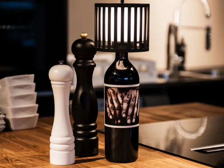 Akku Tischleuchte BOTTLE mit abnehmbaren Leuchtenkopf, Höhe 29cm