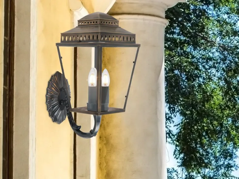 Außenwandleuchte MANSION HOUSE im Landhausstil, Altmessing Höhe 48cm