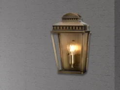 Außenwandleuchte MANSION HOUSE im Landhausstil, Altmessing Höhe 37,5cm