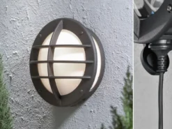 Außenwandleuchte ODEN mit Steckdose, Alu schwarz & Acrylglas Weiß Ø 31cm