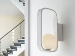 Ausgefallene LED Wandleuchte Weiß mit Glaskugel Opalweiß, Höhe 24cm