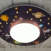 Coole Deckenlampe mit Weltall Motiv fürs Kinderzimmer Schlummerlicht bunt Ø 54cm