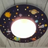 Coole LED Deckenleucht Weltall Motiv fürs Kinderzimmer Schlummerlicht bunt Ø54cm