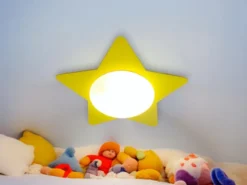 Deckenleuchte Stern fürs Kinderzimmer mit Holz in Sonnengelb, Ø 53cm & E27 LED