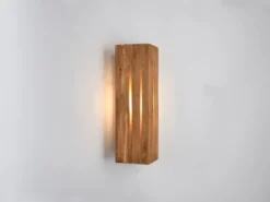 Dreieckige Wandleuchte KARUNI mit Naturholz, Höhe 30cm