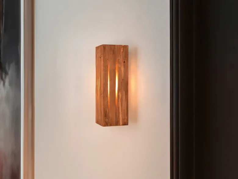 Dreieckige Wandleuchte KARUNI mit Naturholz, Höhe 30cm