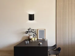 Flache LED Updown Wandleuchte HALV Schwarz / innen Gold, Höhe 15cm