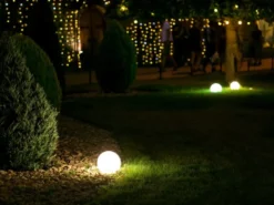 Garten Kugelleuchte aus Kunststoff Weiß mit Erdspieß & 3m Kabel, IP65 - Ø38cm