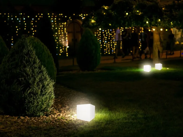 Gartenleuchte Würfel mit Erdspieß & 3m Kabel, IP65 - 30x30cm