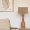 Große LED Tischleuchte aus Naturholz mit Lampenschirm aus Jute, Höhe 54cm
