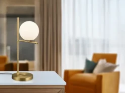 Große LED Tischleuchte in Messing mit Glaskugel Weiß, Höhe 52cm
