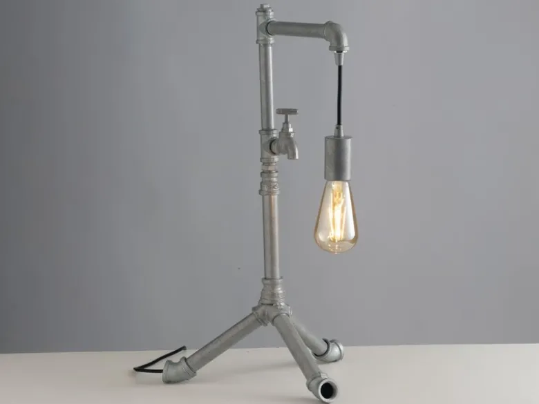 Große LED Tischleuchte in Wasserrohr Optik, Grau antik, Höhe 61cm