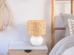 Große LED Tischleuchte Keramikfuß Weiß mit Seegras Lampenschirm, Höhe 40cm