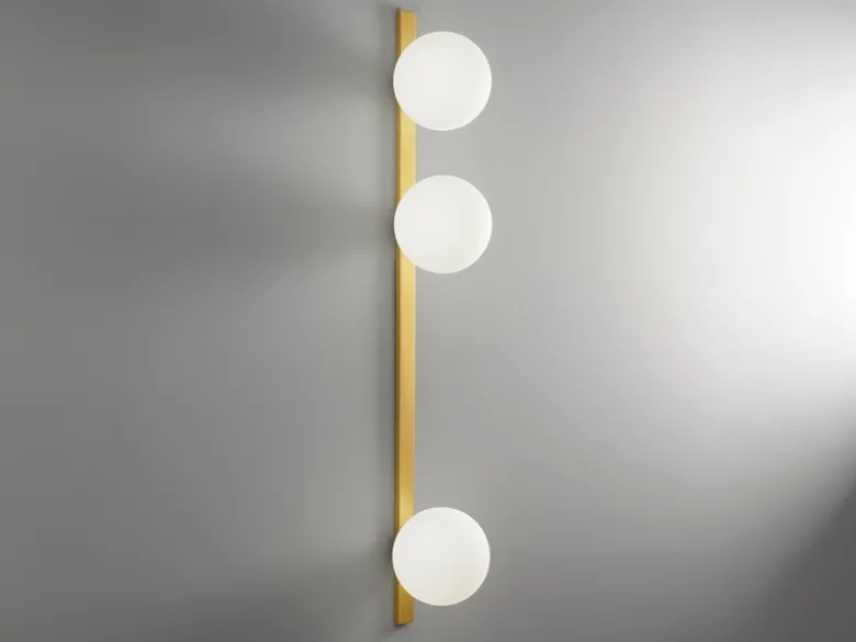 Große LED Wandleuchte 3-flammig Gold mit Glaskugeln Opalweiß, Höhe 90cm