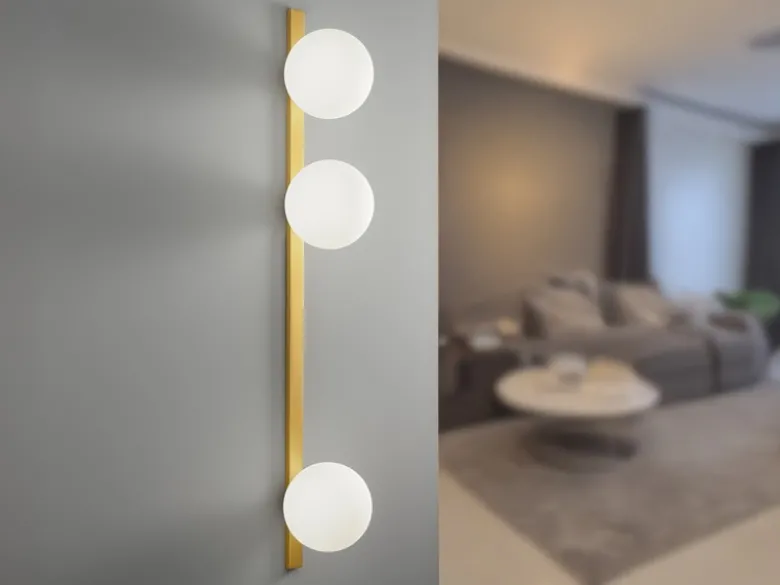 Große LED Wandleuchte 3-flammig Gold mit Glaskugeln Opalweiß, Höhe 90cm