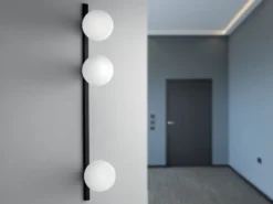 Große LED Wandleuchte 3-flammig Schwarz mit Glaskugeln Opalweiß, Höhe 90cm