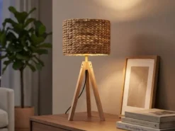 Große Tischlampe mit Holz Dreibein & E27 Schirm Wasserhyazinthe, Höhe 57cm
