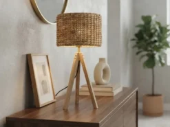 Große Tischlampe mit Holz Dreibein & E27 Schirm Wasserhyazinthe, Höhe 57cm