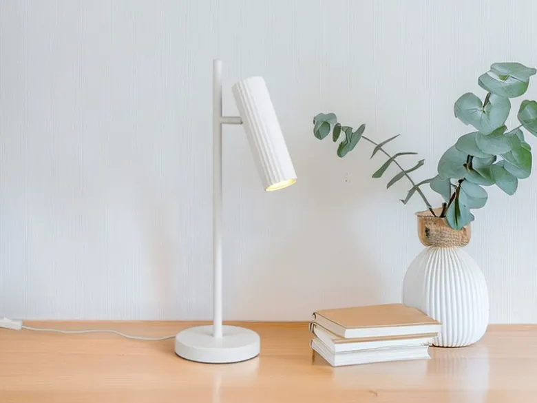 Große Tischlampe SOKA Metall Weiß mit schwenkbarem Spot, Höhe 50cm