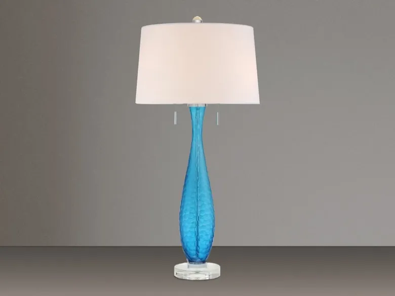 Große Tischleuchte SIGNATURE mit blauem Glasfuß und Stoffschirm in Weiß, H: 85cm