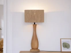 Große Tischleuchte TOBA aus Naturholz mit Lampenschirm aus Jute, Höhe 54cm
