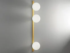 Große Wandleuchte ENOIRE 3-flammig Gold mit Glaskugeln Opalweiß, Höhe 90cm