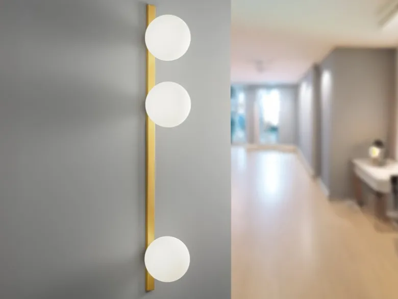 Große Wandleuchte ENOIRE 3-flammig Gold mit Glaskugeln Opalweiß, Höhe 90cm