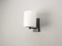 Kleine Außenwandleuchte PORTICI mit Kunststoff Lampenschirm, Höhe 22cm
