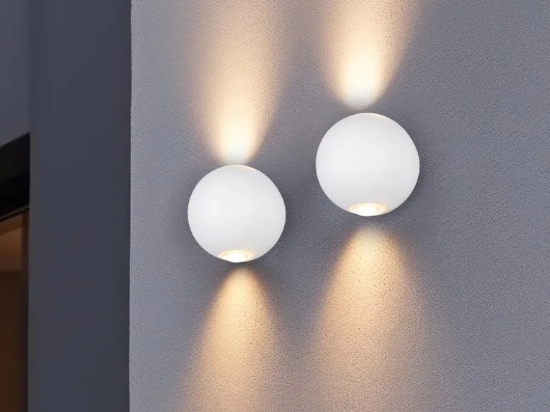 Kleine LED Außenwandleuchte AVISIO Up and Down, Kugel in Weiß Ø 10cm