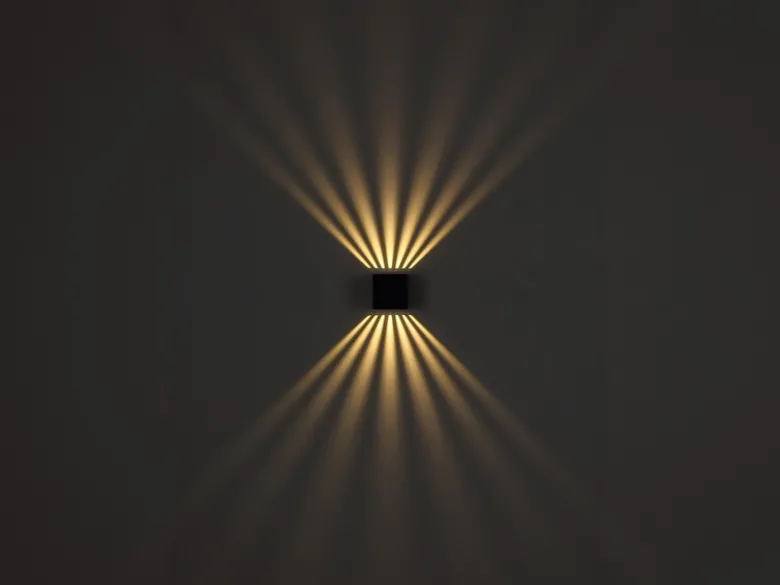 Kleine LED Außenwandleuchte ILLI Würfel aus Aluminium in Anthrazit, 10x10cm