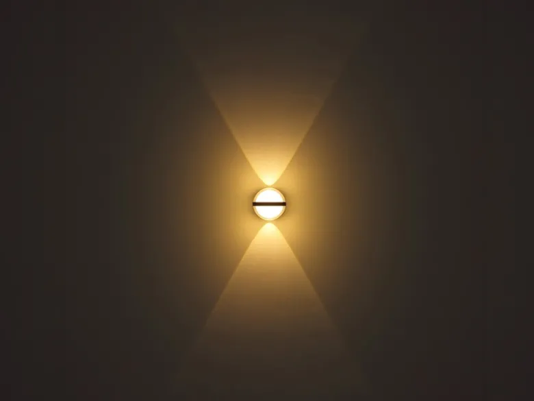 Kleine LED Außenwandleuchte ILLI Kugel aus Aluminium in Weiß, Höhe 11cm