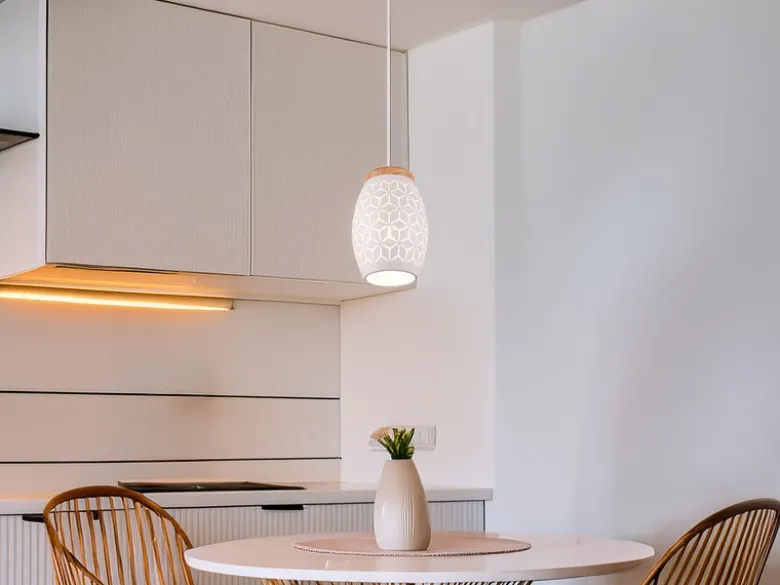 Kleine LED Pendelleuchte in Weiß mit ausgefallenem Stanzmuster, Ø 15cm