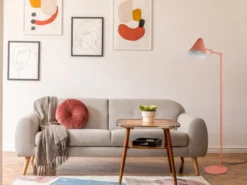 Kleine LED Stehleuchte mit Schwenkarm aus Metall Apricot, Höhe 126,5cm