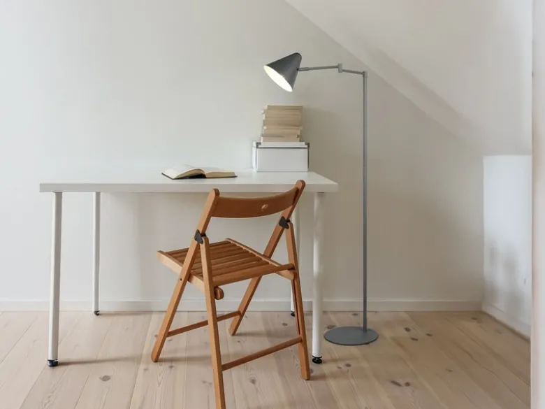 Kleine LED Stehleuchte mit Schwenkarm aus Metall Anthrazit, Höhe 126,5cm