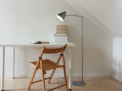 Kleine LED Stehleuchte mit Schwenkarm aus Metall Anthrazit, Höhe 126,5cm