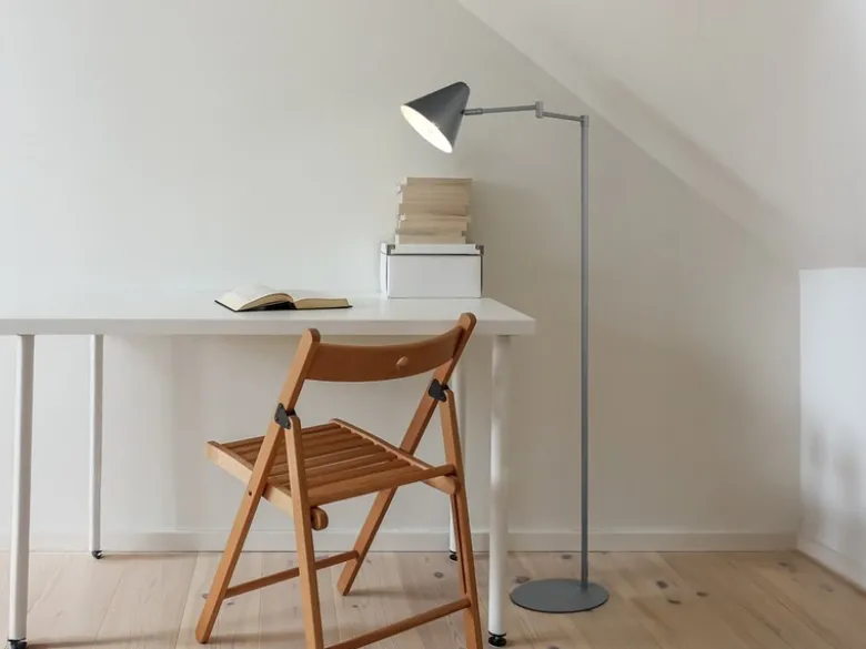 Kleine Stehlampe COSIMA mit Schwenkarm aus Metall Anthrazit, Höhe 126,5cm