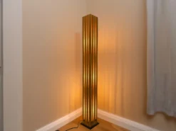 Kleine Stehlampe KARUNI mit Naturholz, Höhe 120cm