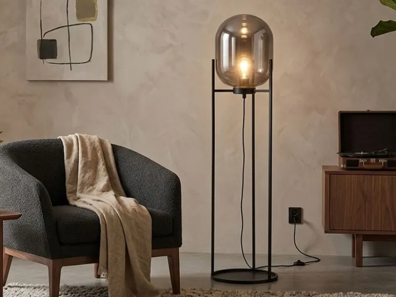 Kleine Stehlampe REGI mit Metallfuß und Rauchglas Glaskugel oval - Höhe 110cm