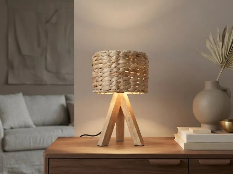 Kleine Tischlampe mit Holz Dreibein & E14 Schirm Wasserhyazinthe, Höhe 26cm
