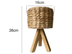 Kleine Tischlampe mit Holz Dreibein & E14 Schirm Wasserhyazinthe, Höhe 26cm