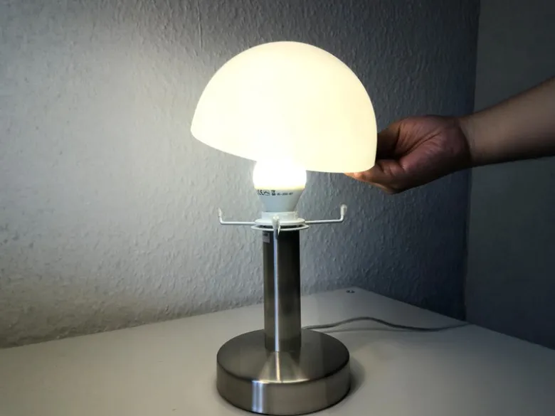 Kleine Tischlampe WARIN touch dimmbar, Glasschirm Weiß mit E14 LED, Höhe 21cm