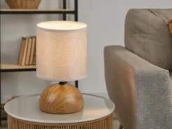 Kleine Tischleuchte LUCI mit Keramikfuß Holzoptik & Stoffschirm, Höhe 23cm