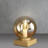Kleine Tischleuchte PLUTO Messing Sockel - Glaskugel Amber, Höhe 17,5cm