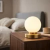 Kleine Touch Tischleuchte Messing mit Glas Kugel Weiß & E14 LED, Höhe 15cm