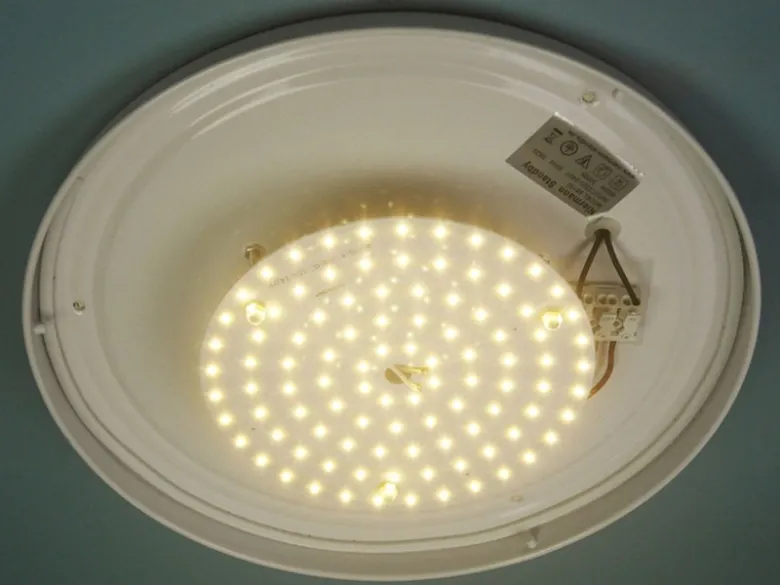 LED-Deckenleuchte rund, Opalglas matt, Dekorring Altmessing, Ø 45cm