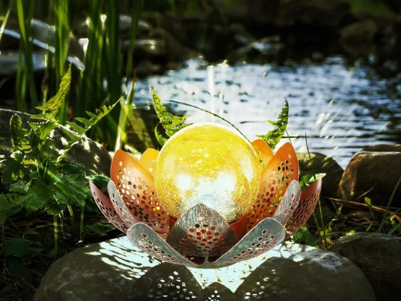 LED Deko Solarleuchte Seerose mit Crackleglas Kugel, Grün-Gold, Ø22cm