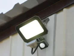 LED Flutlichtstrahler FUNCHAL 30W mit Bewegungsmelder, IP44, Breite 14,5cm