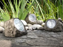 LED Gartendeko Solarleuchte in Steinoptik aus grauem Kunststoff