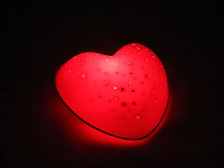 LED Nachtlicht SOLAR HEART, projiziert Herzen/Sterne, mit Solar/USB aufladbar